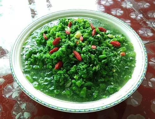 菜農(nóng)種植無(wú)需噴農(nóng)藥的蔬菜，不僅栽培簡(jiǎn)單、而且效益高